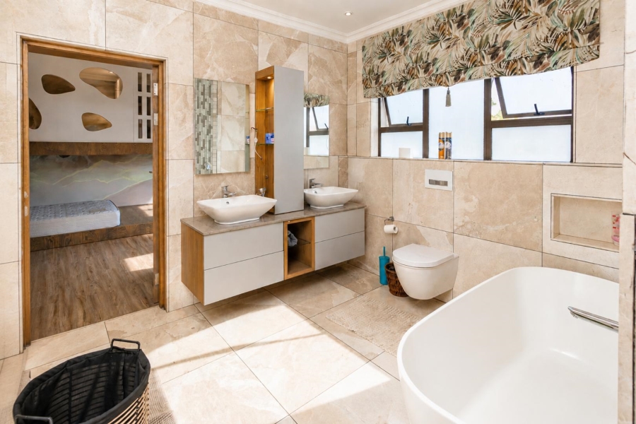 6 Bedroom Property for Sale in Birdwood Estate North West